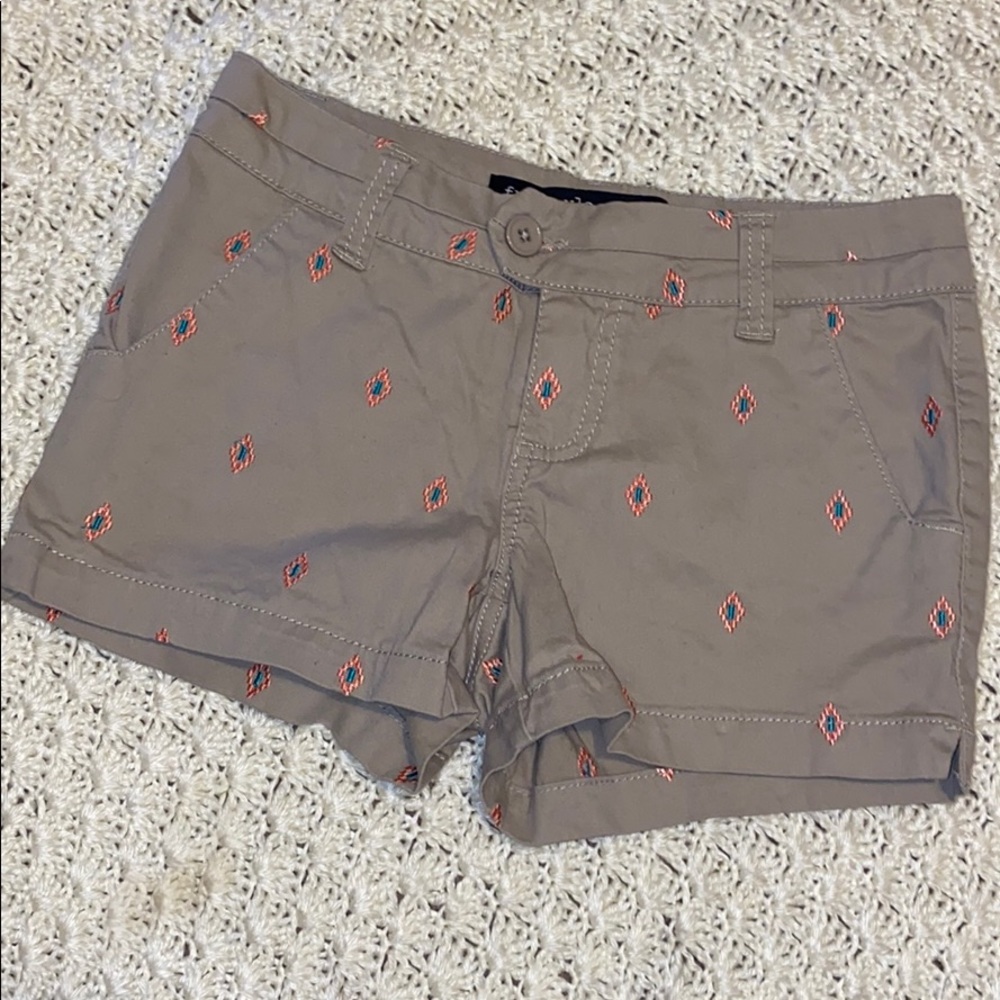 Khaki shorts with pink design